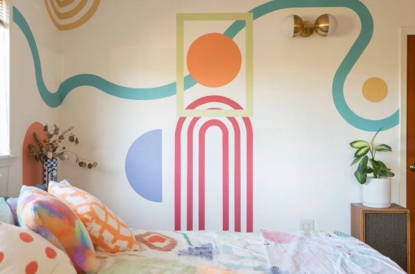 Dinding kamar dengan mural kreatif